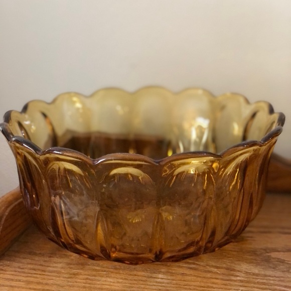Vintage scalloped bowl - amber color - Picture 3 of 3